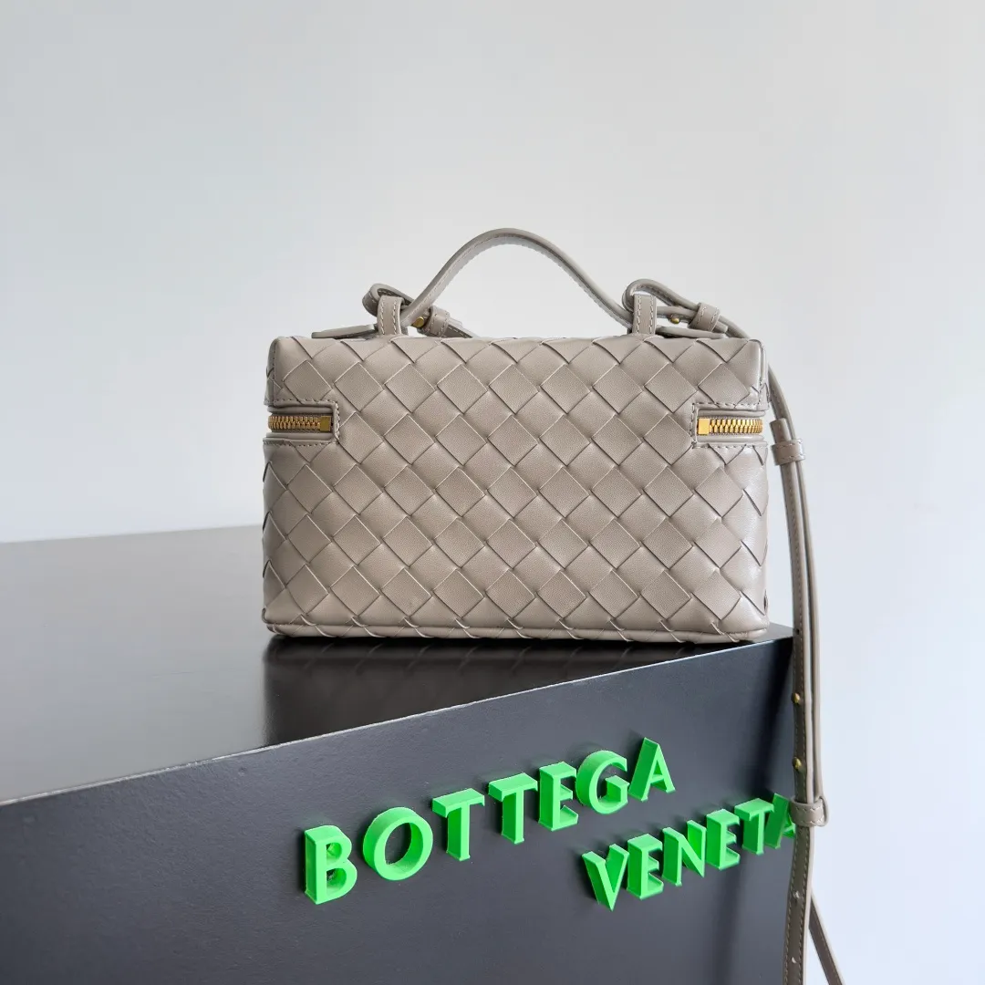 Batch 1360 Bottega Veneta suede series 25 autumn and winter braided zipper crossbody bag. A crossbody bag that can be used as a cosmetic bag. Exquisite weaving and compact body are an indispensable outfit embellishment for the upcoming winter. The double zipper also better protects the bag. It has a large capacity. If you like it, don’t miss it. Style number: 789109 Size: 22*12.5*5cm